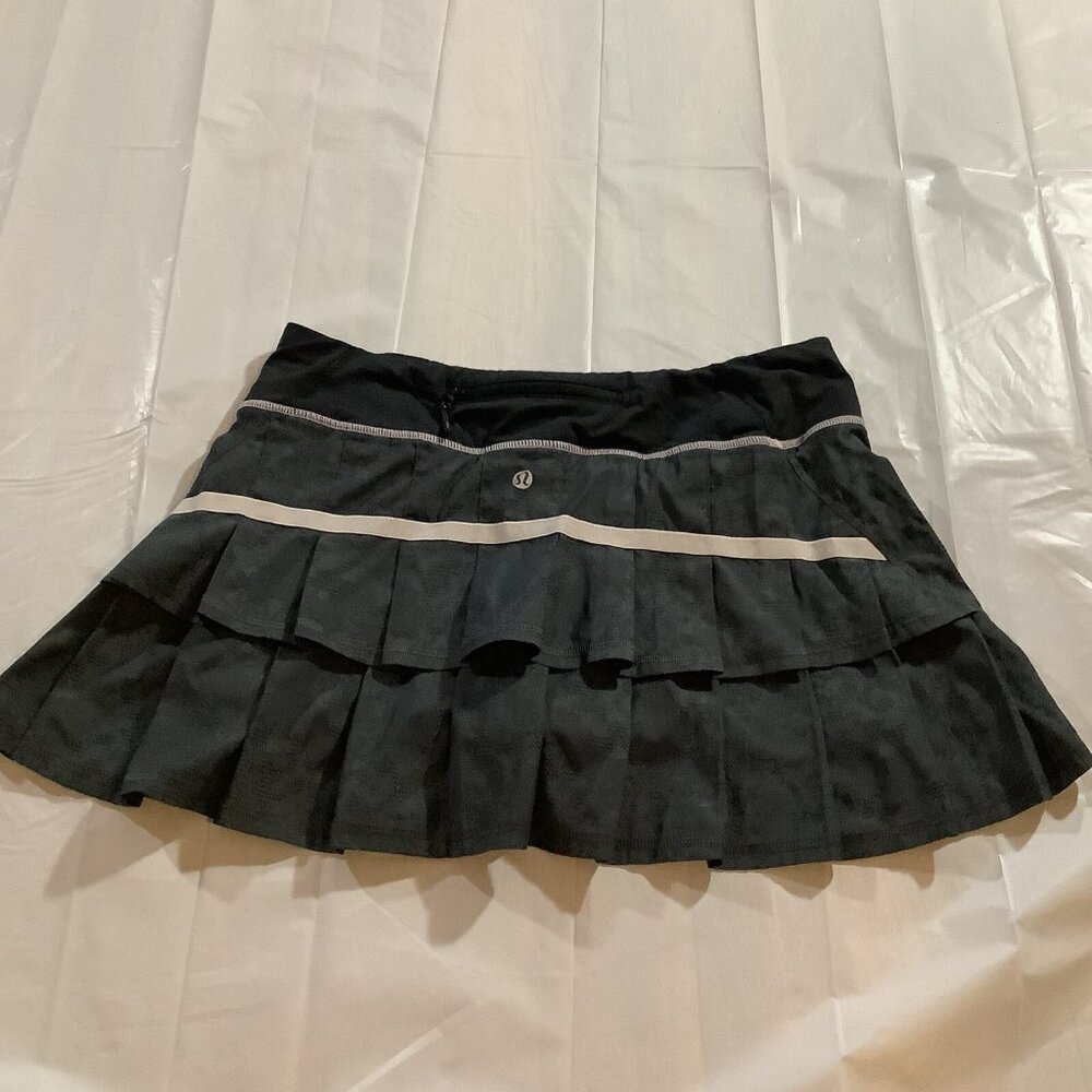 Lululemon Run Pace Setter Skirt Embossed Grey Floral Pattern Size 6